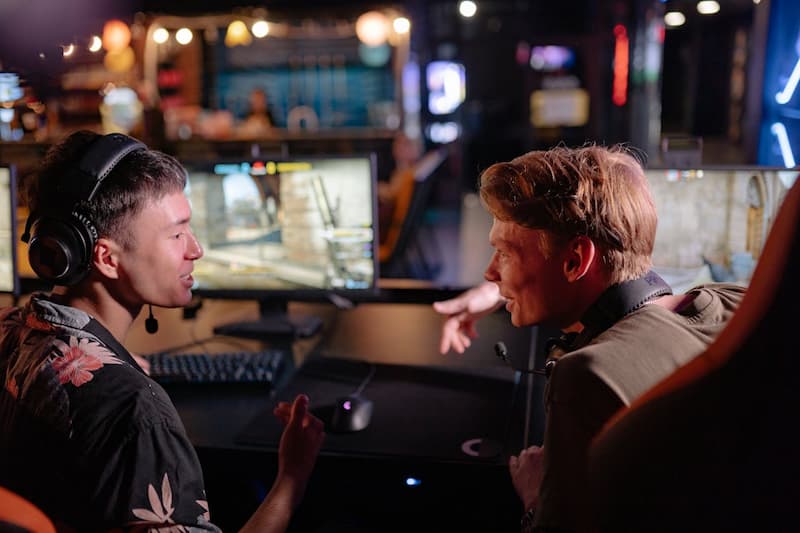 Deux gamers entrain de discuter