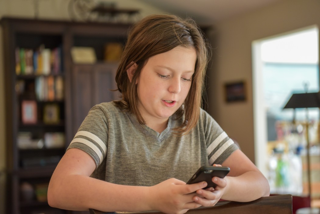 enfant et téléphone