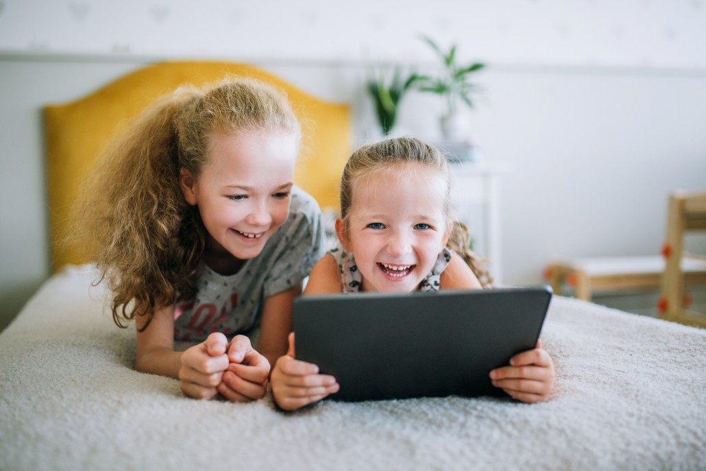 enfant jouant ipad