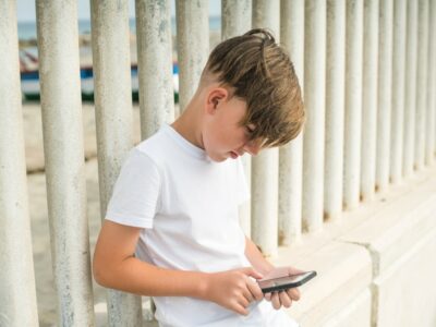 enfant jouant téléphone