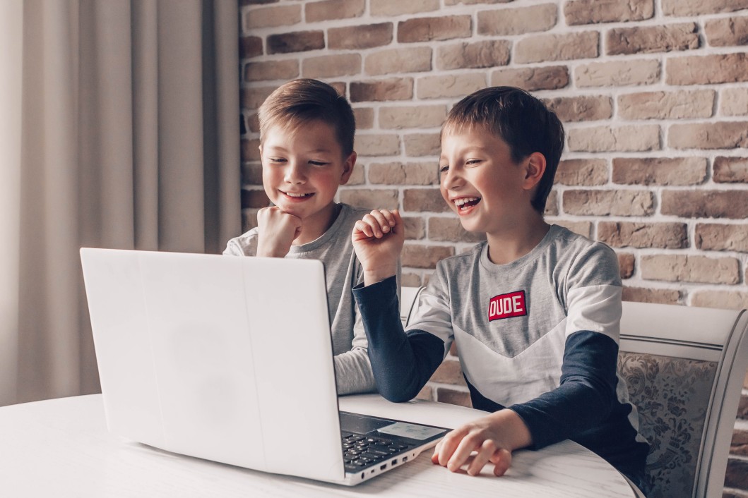 enfants jouant ordi portable